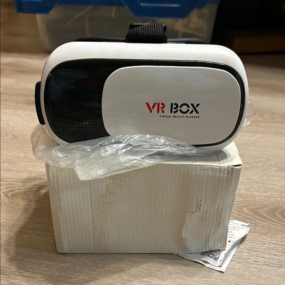 VeeR Virtual Reality Headset - White and Black
